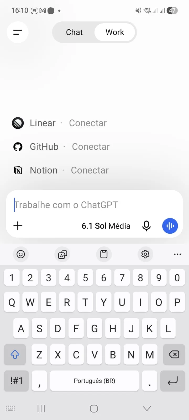O microfone dita o texto e o botão azul abre a conversa por voz.